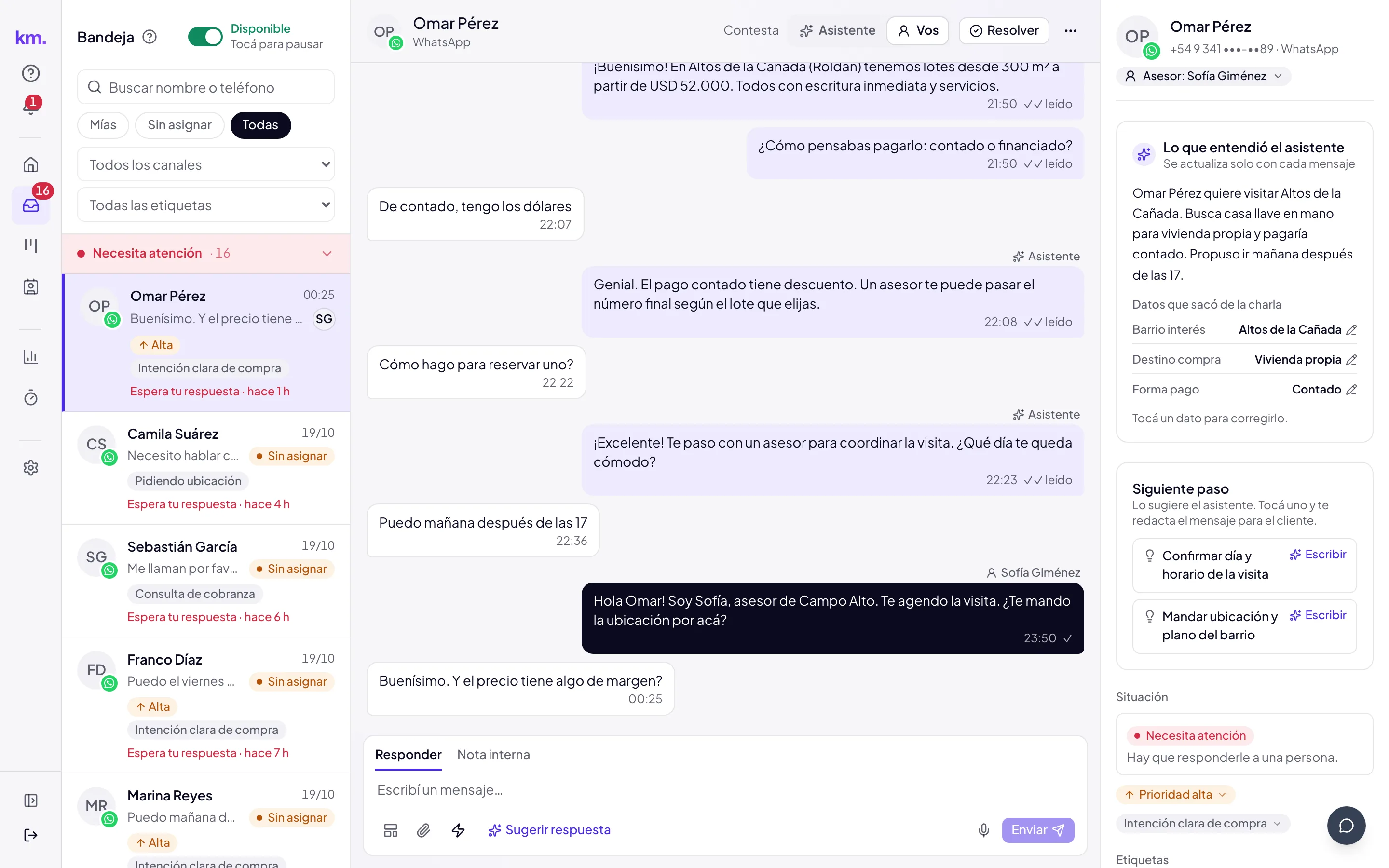 Bandeja con las charlas ordenadas en «Necesita atención», «Esperando al cliente» y «Resueltas», cada una con su canal y sus etiquetas.